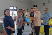 PEDULI SESAMA: Pengurus Kwarcab Pramuka Bangkep saat menyerahkan bantuan kemanusiaan kepada warga korban banjir rob di Kelurahan Sabang, Kecamatan Bulagi Utara, Kamis (05/02/2026). (Foto: Dok. Pramuka Bangkep)