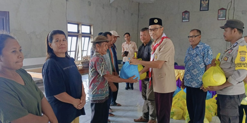 PEDULI SESAMA: Pengurus Kwarcab Pramuka Bangkep saat menyerahkan bantuan kemanusiaan kepada warga korban banjir rob di Kelurahan Sabang, Kecamatan Bulagi Utara, Kamis (05/02/2026). (Foto: Dok. Pramuka Bangkep)