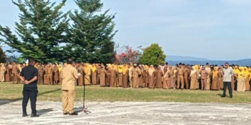 Sekretaris Daerah (Sekda) Bangkep, Muh. Aris Susanto, yang menyampaikan pesan tertulis dari Bupati pada pelaksanaan Apel Gabungan bagi seluruh Aparatur Sipil Negara (ASN) di halaman Kantor Bupati, Senin (02/02/2026).