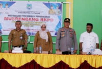 Anggota Komisi 1 DPRD Bangkep, Badrin Liato (kiri) dan Namira Sahid (kanan), saat menghadiri Musrenbang RKPD 2027 di BPU Kecamatan Totikum, Selasa (03/02/2026). (Foto: Dok. Humas DPRD)