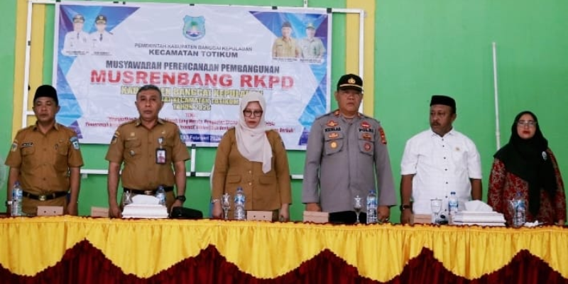Anggota Komisi 1 DPRD Bangkep, Badrin Liato (kiri) dan Namira Sahid (kanan), saat menghadiri Musrenbang RKPD 2027 di BPU Kecamatan Totikum, Selasa (03/02/2026). (Foto: Dok. Humas DPRD)