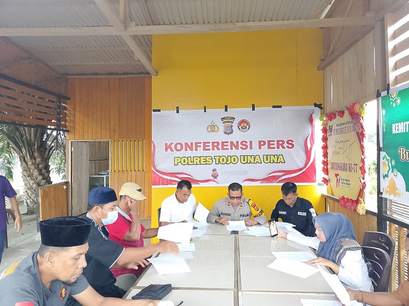 Suasana konferensi  pers dugaan kasus pencabulan anak yang dipimpin Wakapolres Touna di kantin Mapolres setempat, Rabu (24/2/2026).