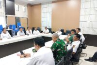 Wakil Bupati Touna, Hj. Surya Lapasiri saat memimpin rapat evaluasi pembangunan Koperasi Merah Putih bersama Kepala DPPKUMKM Touna, Iwan Mohammad, para Camat, Lurah dan Kepala Desa serta jajaran instansi terkait, berlangsung di ruang Rapat Kantor Bupati Touna, Rabu (18/2/2026).