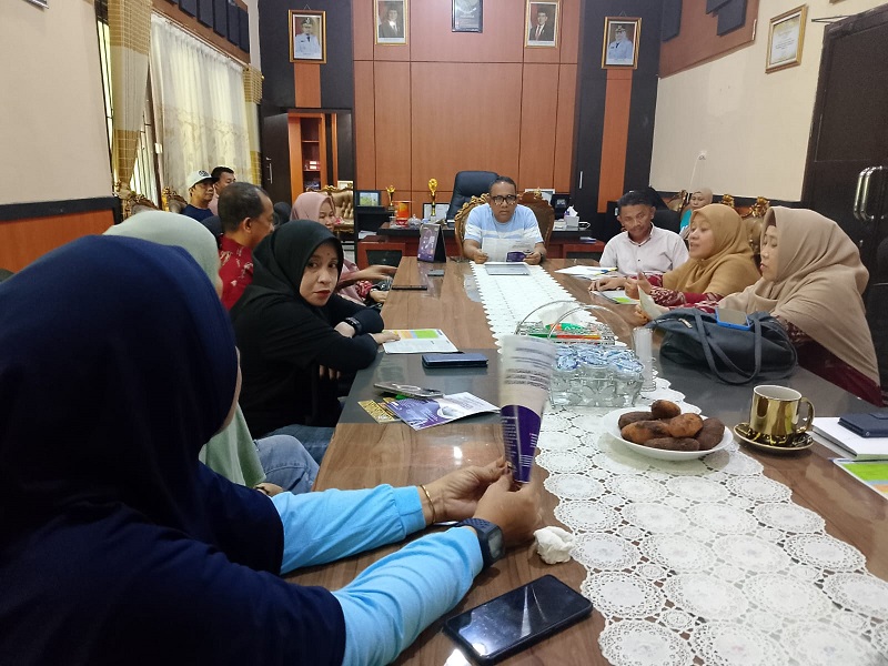 Tim UNTAD Palu bersama Kadis Disdikbud Touna, Aspan Taurenta,S.H., Sekretaris bersama jajarannya di ruang rapat kantor Disdikbud Touna pada Jumat, (6 Februari 2026)