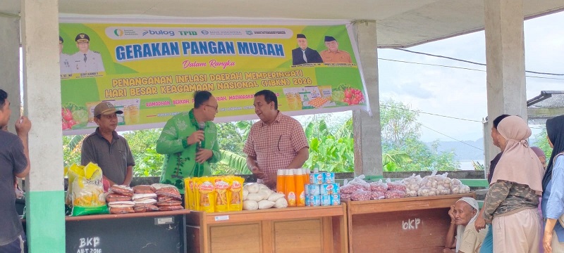 Wakil Bupati Banggai Kepulauan, Serfi Kambey, membuka kegiatan Gerakan Pangan Murah yang dipusatkan di halaman Kantor Dinas Ketahanan Pangan, Jumat (13/2/26).