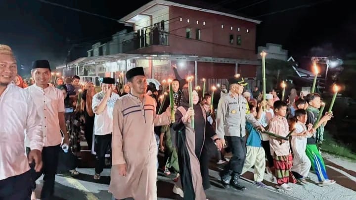 Bupati Tojo Una-Una, Ilham Lawidu bersama Wakil Bupati Hj Surya Lapasiri melepas dan mengikuti Pawai Obor dalam rangka menyambut datangnya Bulan Suci Ramdhan 1447 Hijriah 2026 M, Minggu malam (15/2).