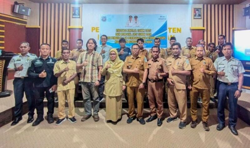 Asisten II Setda, Halima Umar Hamid, S.Sos., mewakili Bupati membuka Rapat Evaluasi Kinerja Tahun 2025.