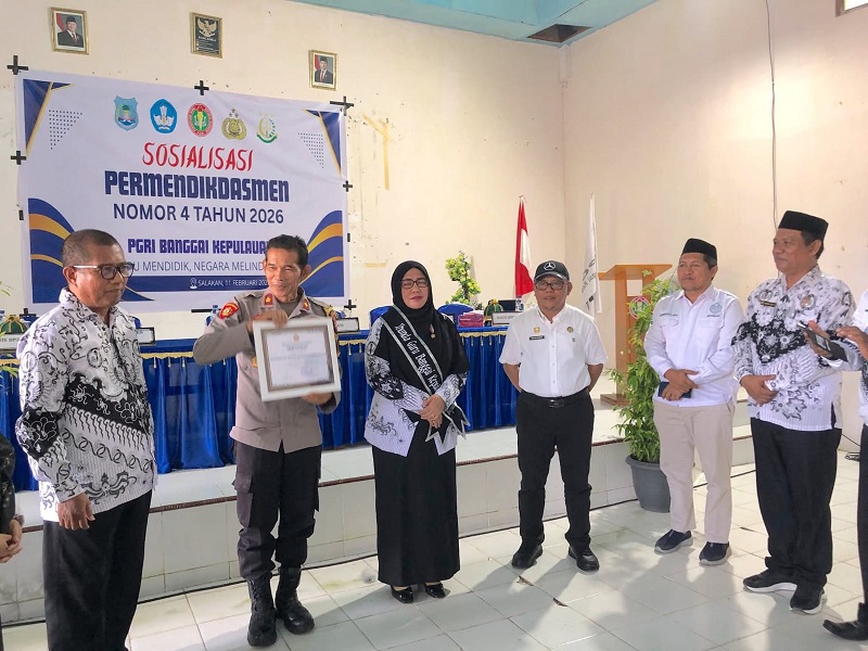 Asisten II Setda Banggai Kepulauan, Halimah Umar Hamid, S.Sos., mewakili Bupati membuka Sosialisasi Peraturan Menteri Pendidikan Dasar dan Menengah (Permendikdasmen) Nomor 4 Tahun 2026, Senin (9/2/2026).

