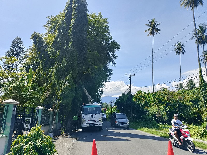 Sebanyak 18 titik lampu penerangan jalan umum (PJU), bantuan Kementerian Perhubungan melalui BPTD Kelas II Sulawesi Tengah, telah dipasang  di Kecamatan Ampana Kota dan Ratoloindo.

