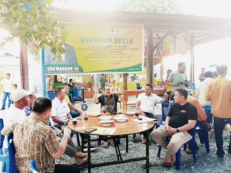 Politisi senior Golkar, Yusmangun, menyuarakan optimisme dan menyampaikan target partainya saat menggelar reses di Pondok Taliku Banu'a Abdan Lasawedi (Taliban), Kecamatan Ratolindo, Jumat (13/2/2026).
