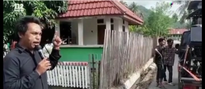 Koordinator aksi Masyarakat Tojo dan Tojo Barat, Saprin Longku saat melakukan orasi di Desa Betaua pada Rabu, (18/2/2026).