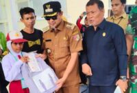 Bupati Tojo Una-Una, Ilham Lawidu, dan Ketua DPRD Gusnar A. Suleman, membuka Sekolah Rakyat Terintegrasi di Desa Kajulangko, Kecamatan Ampana Tete dan memberikan bantuan tas sekolah kepada salah satu siswi SD (30/9/2025), beberapa waktu lalu.