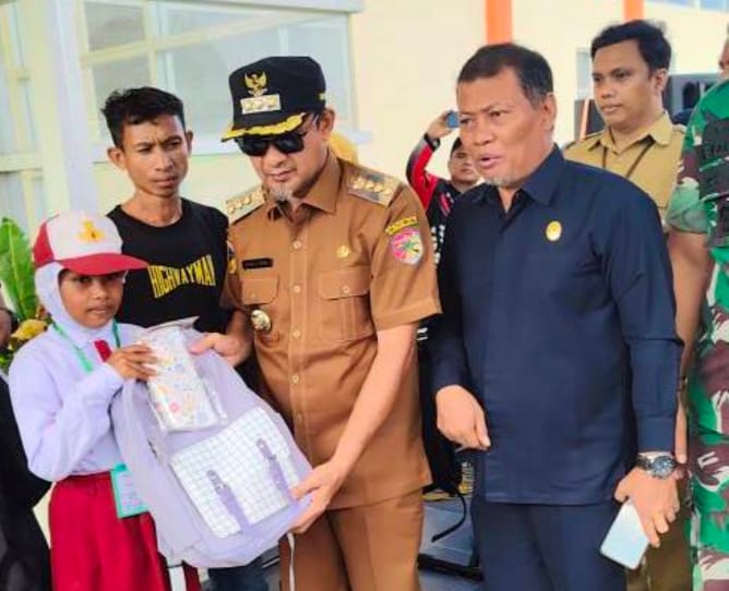 
Bupati Tojo Una-Una, Ilham Lawidu, dan Ketua DPRD Gusnar A. Suleman, membuka Sekolah Rakyat Terintegrasi di Desa Kajulangko, Kecamatan Ampana Tete dan memberikan bantuan tas sekolah kepada salah satu siswi SD (30/9/2025), beberapa waktu lalu.
