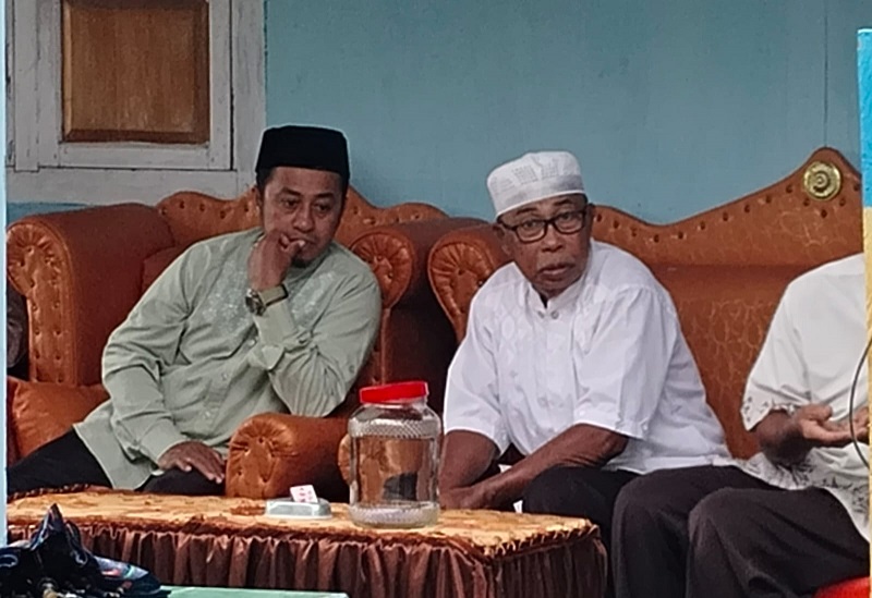 Ketua DPRD Banggai Kepulauan, Arkam Suppu, S.Th., M.H., hadir langsung memberikan penghormatan terakhir pada Prosesi pemakaman yang berlangsung haru pada Rabu (25/2/2026).