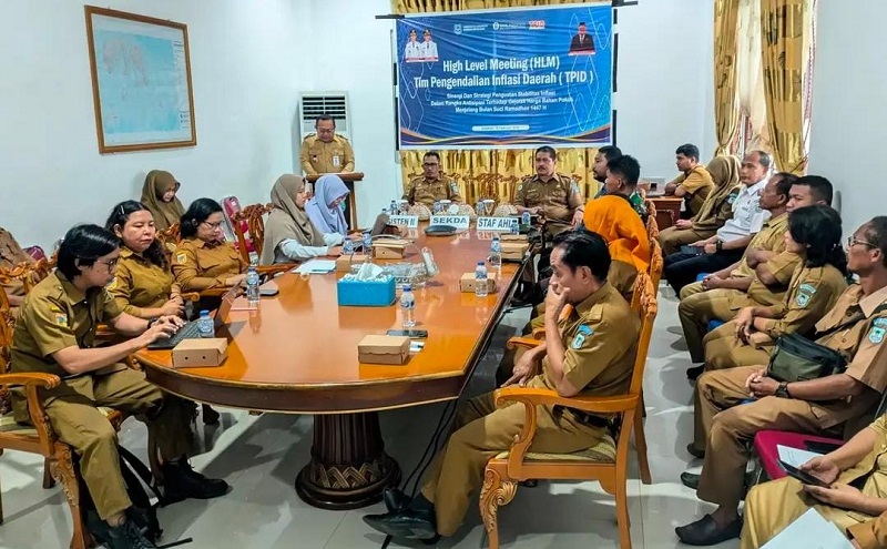 Sekretaris Daerah (Sekda), Muhamad Aris Susanto, S.E., M.M., memimpin High Level Meeting Tim Pengendalian Inflasi Daerah (TPID). Pertemuan strategis ini berlangsung di Ruang Kerja Wakil Bupati, Selasa (10/2/2026).