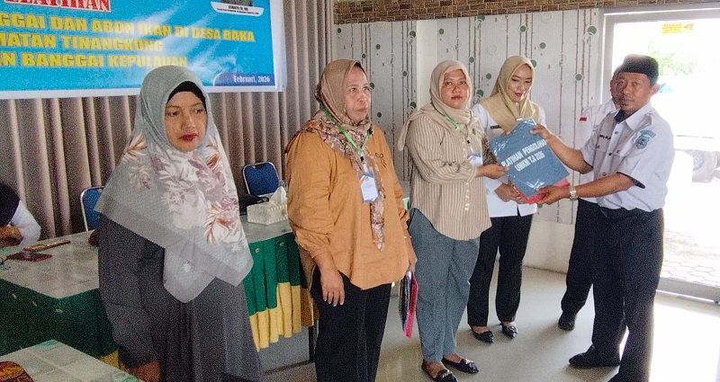 
Kepala Disperindagkop Banggai Kepulauan, Kismanto, S.H., M.H. saat membuka pelatihan UMKM di Aula Hotel Alfren, Rabu (11/2/2026). 