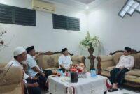 Ketua DPRD Tojo Una-Una Gusnar A.Suleman saat berbincang dengan sesepuh Partai Golkar Touna, Drs.Damsik Ladjalani di rumah kediamannya, Sabtu malam (21/3/2026).

