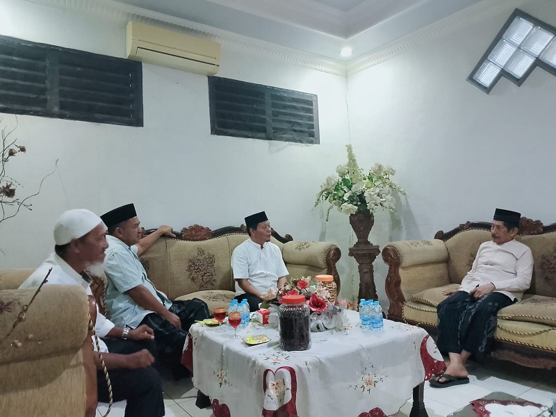 Ketua DPRD Tojo Una-Una Gusnar A.Suleman saat berbincang dengan sesepuh Partai Golkar Touna, Drs.Damsik Ladjalani di rumah kediamannya, Sabtu malam (21/3/2026).
