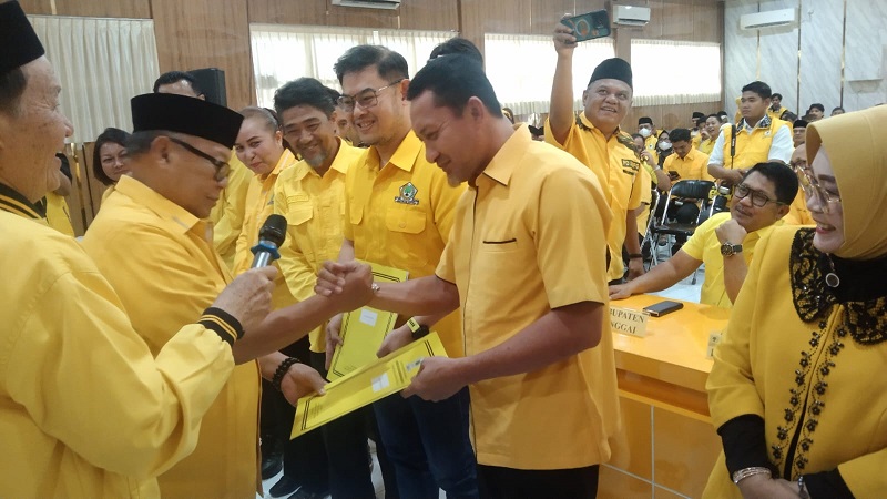 Bupati Tojo Una-Una (Touna), Ilham Lawidu mengikuti temu kader dan konslidasi partai Golkar di Palu, Sulawesi Tengah  Minggu malam (01/03/26). 
