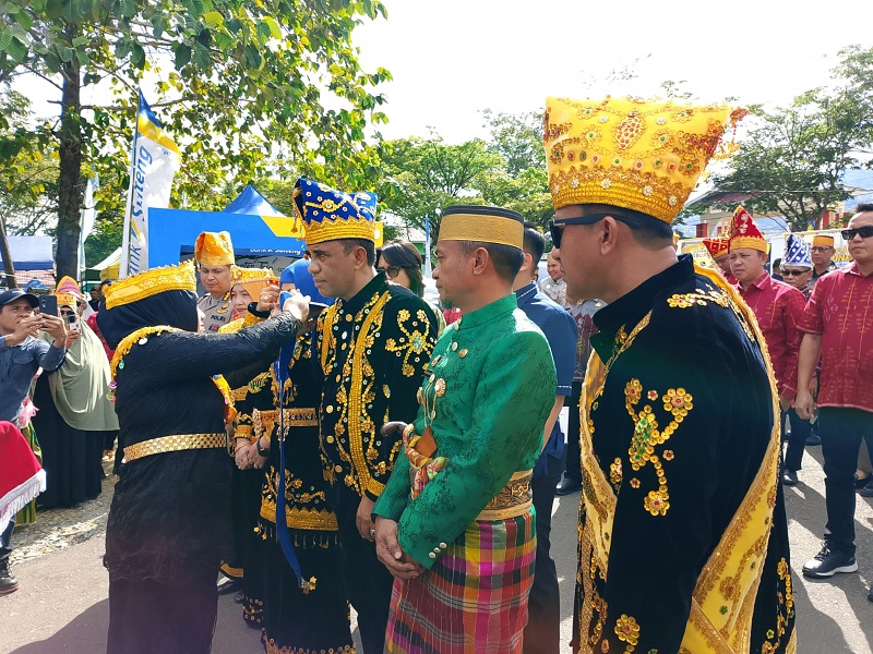 Bupati Tojo Una-Una, Ilham Lawidu bersama Gubernur Sulawesi Tengah Dr. Anwar Hapid  dan Bupati Bone, H. Andi Asman Sulaiman, S.Sos.,M.M. saat menghadiri HUT Tojo Una-Una ke 22 pada 18 Desember 2025 lalu.