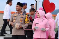 Kapolres Touna, AKBP Yanna Djayawidya, S.I.K., M.H., memimpin langsung aksi sosial bagi-bagi takjil gratis. (ist)