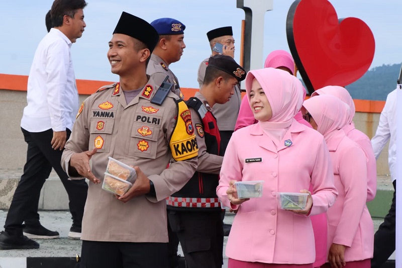 Kapolres Touna, AKBP Yanna Djayawidya, S.I.K., M.H., memimpin langsung aksi sosial bagi-bagi takjil gratis. (ist)