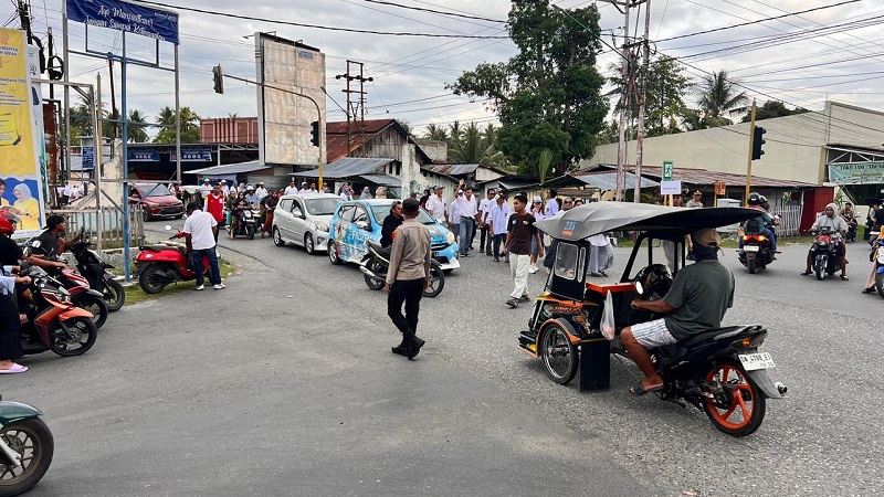 Ratusan alumni SMA Negeri I (SMANSA) Ampana Kota turun ke jalan. Mereka menggelar Pawai Akbar SMANSA, Senin (23/3/2026).