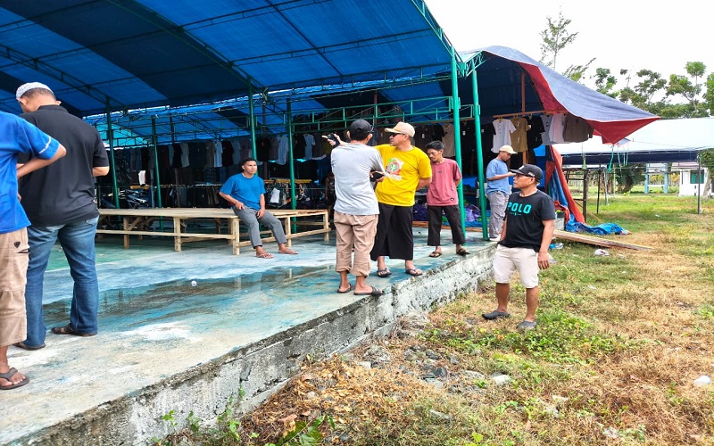 Bupati  Ilham Lawidu di dampingi Kadisperindagkop dan UMKM Touna, Iwan Mohammad berserta Asosiasi Pedagang  menijau lokasi pasar  Ramdan di Pasar Rakyat Ampana, Sabtu (7//3/2026).