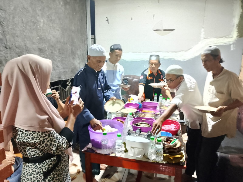 Suasana saat buka puasa di kediaman Ketua ORARI LOKAL Tojo Una-Una, Arman K. Tambilalo, pada Minggu(15/3/2026) malam.