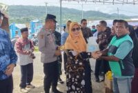 Wakil Bupati Banggai Kepulauan, Serfi Kambey, membuka langsung pasar murah yang dipusatkan di area strategis, Pelabuhan 3B Salakan, Kamis (12/3/2026).
