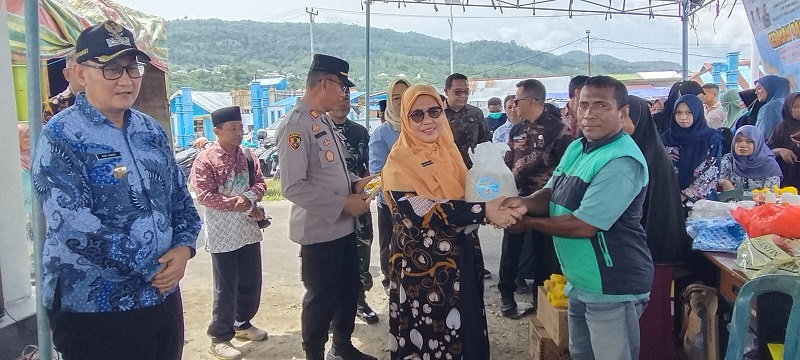 Wakil Bupati Banggai Kepulauan, Serfi Kambey, membuka langsung pasar murah yang dipusatkan di area strategis, Pelabuhan 3B Salakan, Kamis (12/3/2026). 