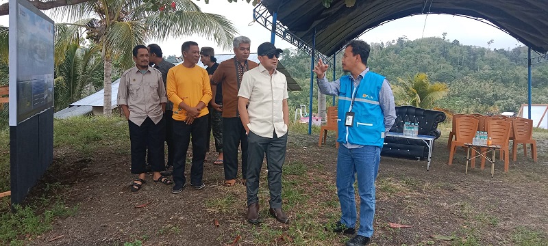 Bupati Tojo Una-Una, Ilham Lawidu saat menijau lokasi PLTA Sungai Ulubongka, Kabupaten Tojo Una-Una, Jumat (13/3/2026) sore.