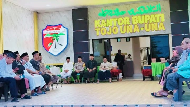 Bupati Tojo Una-Una, Ilham Lawidu, secara resmi melepas tiga tim Safari Ramdhan Pemerintah Daerah Kabupaten Tojo Una-Una pada Jumat (27/2) dI Masjid Al -Ikhlas Kantor Bupati.