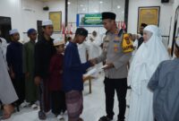 AKBP Yanna Djayawidya didampingi istri Ny. Rosya Yanna, memberikan santunan kepada puluhan santri Pondok Pasantren Chairul Amin pada kegiatan buka puasa bersama di Aula Aula Endra Dharmalaksana Mapolres Tojo Una-Una, Selasa (3/3/2026).