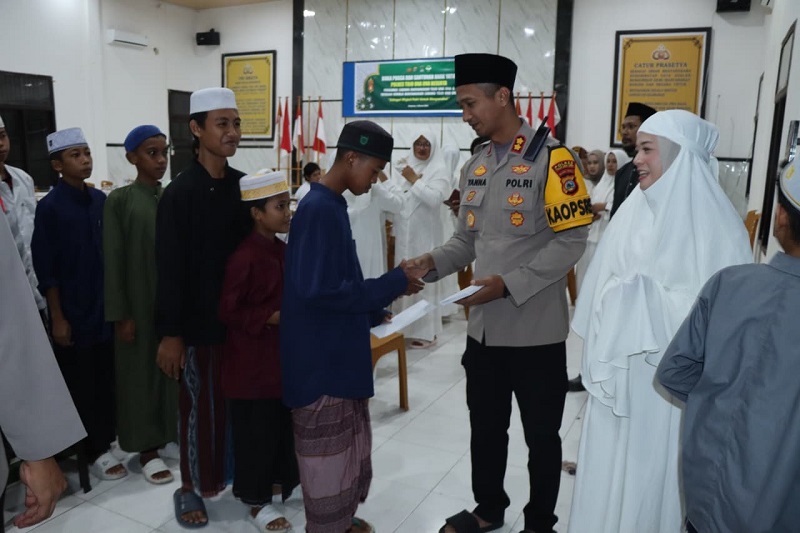 AKBP Yanna Djayawidya didampingi istri Ny. Rosya Yanna, memberikan  santunan kepada puluhan santri  Pondok Pasantren Chairul Amin pada kegiatan buka puasa bersama di Aula Aula Endra Dharmalaksana Mapolres Tojo Una-Una, Selasa (3/3/2026).