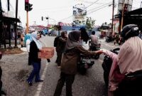 Suasana pembagian Takjil oleh Satuan Pol PP Tojo Una-Una di Jln. Moh.Hatta depan Toko Cahaya Bangunan persimpangan Lampu merah, Jumat sore (13/3/2026).