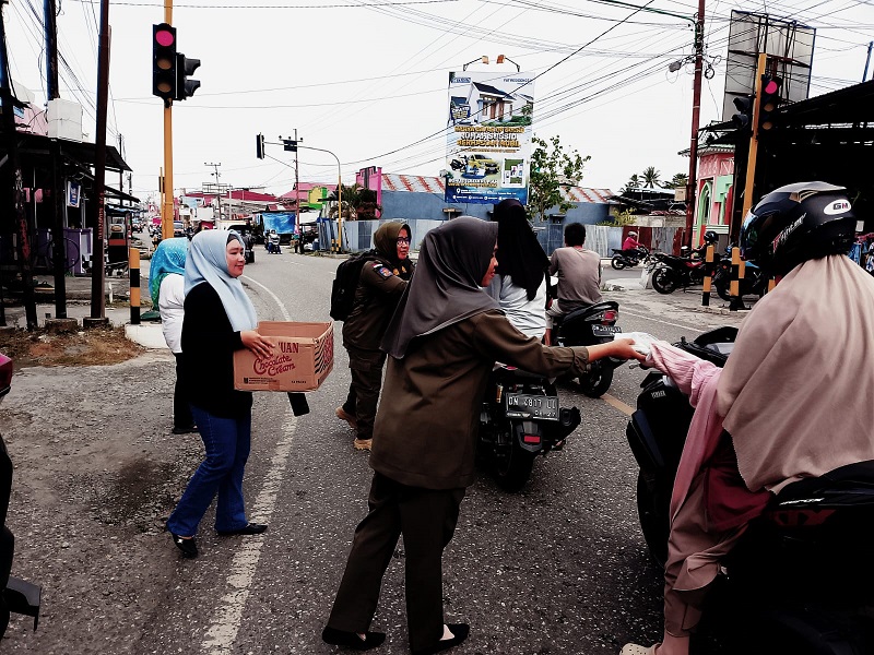 Suasana pembagian Takjil oleh Satuan Pol PP Tojo Una-Una di Jln. Moh.Hatta depan Toko Cahaya Bangunan persimpangan Lampu merah, Jumat sore (13/3/2026). 