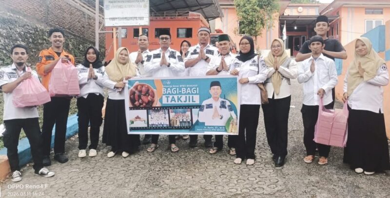Keluarga Besar Badan Penanggulangan Bencana Daerah (BPBD) menggelar aksi sosial, membagikan takjil gratis kepada pengendara yang melintas di depan Kantor BPBD, Jalan Bhayangkara, Jalur Dua Salakan, Rabu (11/3/2026).
