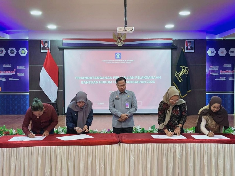 Ketua Poasbakumdin Tojo Una-Una, Nasrun, S.H, saat melakukan Penandatanganan Perjanjian Bantuan Hukum di Kantor Kanwil  Kemenkum Sulawesi Tengah, Selasa (10/3/2026)