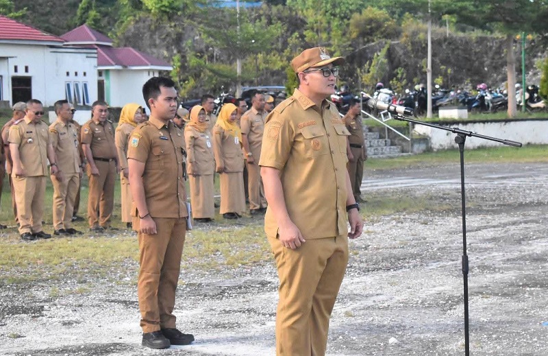  Wakil Bupati Banggai Kepulauan, Serfi Kambey, memimpin apel pagi bersama jajaran aparatur sipil negara (ASN) di lingkungan Pemerintah Kabupaten Banggai Kepulauan, Senin (6/4/2026).