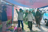 Ketua Asosiasi Pasar Kabupaten Tojo Una-Una, Syarifuddin Maksum, S.H., mendampingi Kepala Satuan Polisi Pamong Praja Kabupaten Tojo Una-Una, Herlina Leonita Sandewa, S.H., M.H., dalam kegiatan penertiban pedagang di badan jalan kawasan Pasar Sore Dondo, Jumat (24/4/2026).
