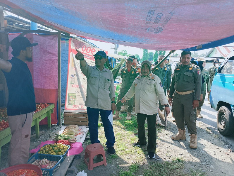 Ketua Asosiasi Pasar Kabupaten Tojo Una-Una, Syarifuddin Maksum, S.H., mendampingi Kepala Satuan Polisi Pamong Praja Kabupaten Tojo Una-Una, Herlina Leonita Sandewa, S.H., M.H., dalam kegiatan penertiban pedagang di badan jalan kawasan Pasar Sore Dondo, Jumat (24/4/2026).
