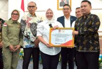 Kepala Badan Penanggulangan Bencana Daerah Kabupaten Tojo Una-Una, Sigit Labolong saat menerima bantuan  yang diserahkan secara simbolis oleh anggota Komisi VIII DPR RI, Kamis (9/4/2026).
