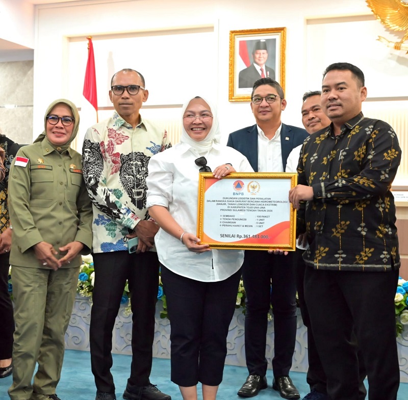 Kepala Badan Penanggulangan Bencana Daerah Kabupaten Tojo Una-Una, Sigit Labolong saat menerima bantuan  yang diserahkan secara simbolis oleh anggota Komisi VIII DPR RI, Kamis (9/4/2026).