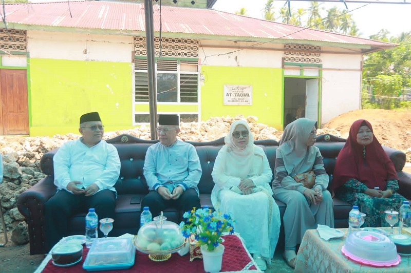 Bupati Banggai Kepulauan Rusli Moidady, menghadiri doa bersama sekaligus peletakan batu pertama pembangunan Masjid At-Taqwa di Desa Oluno, Kecamatan Bulagi, Sabtu (18/4/2026).