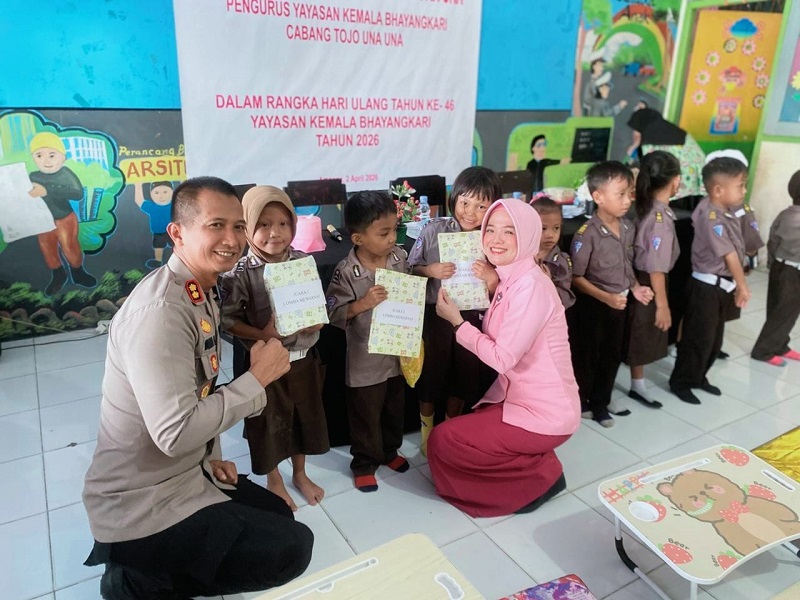 Kapolres Tojo Una-Una AKBP Yanna Djayawidya dan Ketua Yayasan Kemala Bhayangkari Cabang 13 Tojo Una-Una, Ny.Rosya Yanna saat foto bersama para siswa pemenang lomba mewarnai di Aula TK Kemala Bhayangkari, Kamis (2/4/2026).