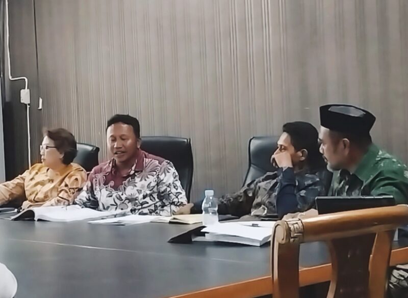 Anggota Komisi III DPRD Banggai Kepulauan (Bangkep), Hur Carlos Pouwano, S.Th., memberikan apresiasi kepada Pemerintah Daerah atas langkah pembagian tiga zona pengelolaan rumput laut.