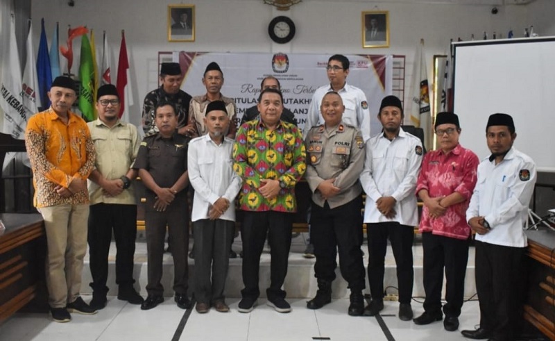 Tommy Boy Luasusun, S.H., M.A.P., saat mewakili Bupati dalam Rapat Pleno Rekapitulasi Pemutakhiran Data Pemilih Berkelanjutan (PDPB) Triwulan I Tahun 2026, Kamis (2/4/2026).
