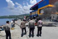 Aksi unjuk rasa Ikatan Keluarga Generasi Muda Simpong (IKGMS), Polres Banggai menerjunkan puluhan personel untuk mengawal aksi tersebut, Senin (20/4/2026).