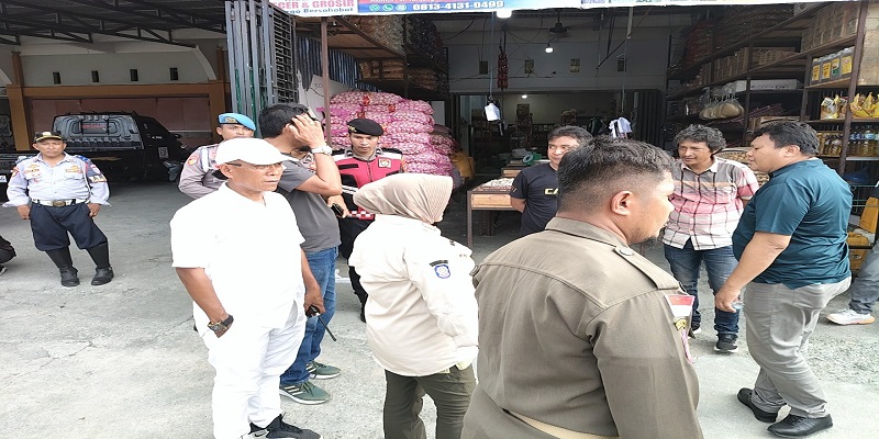 Kadis Perindagkop Tojo Una-Una, Iwan Mohammad  dan Kasat Pol PP Tojo Una-Una, Herlina Leonita Sandewa bersama Kasat Intelkam Polres saat melakukan edukasi  terhadap para pedagang Barito yang berjualan dibadan jalan Pasar Sore Dondo, Kamis (23/4/2026)